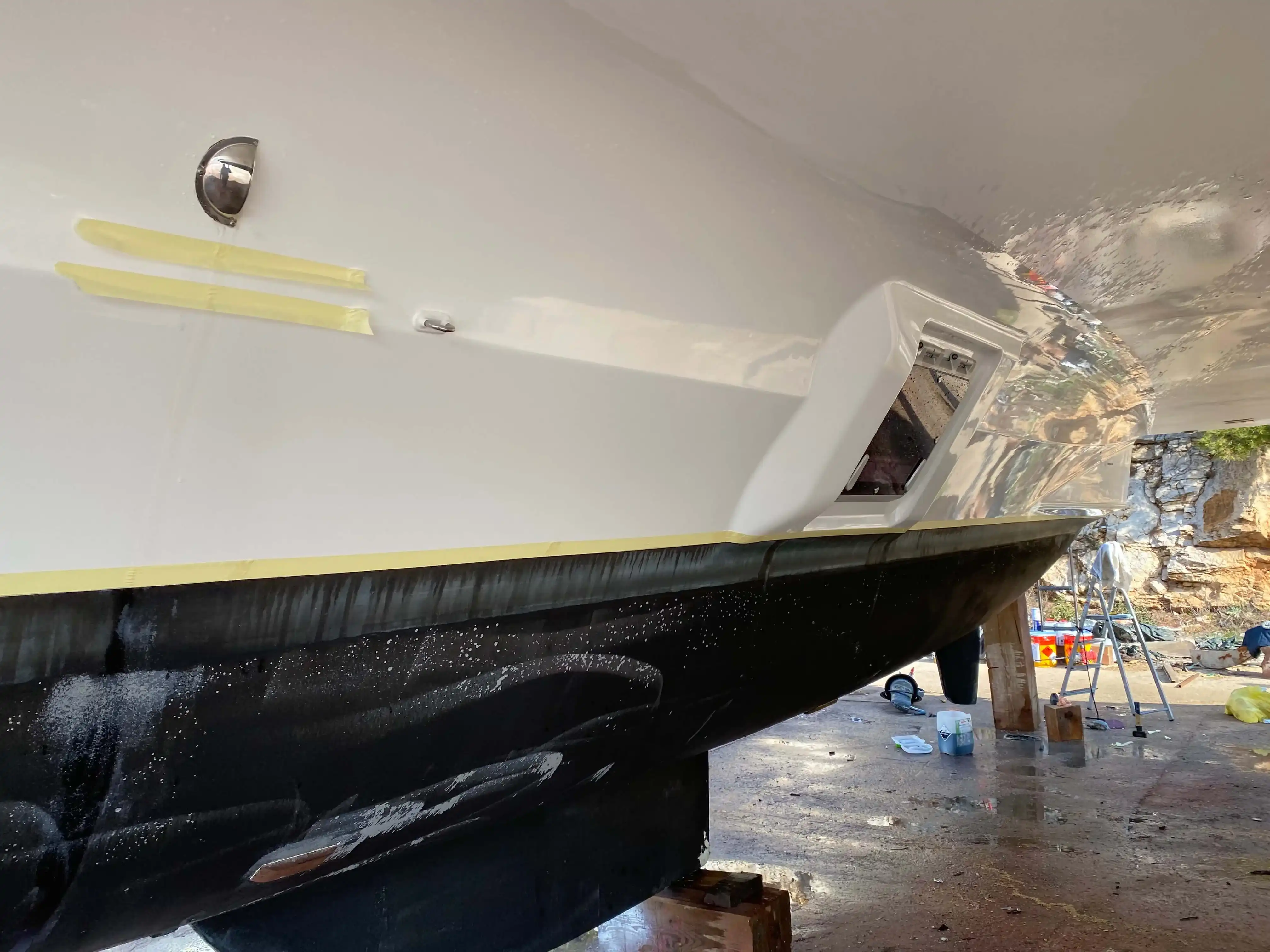 trup broda sa strane